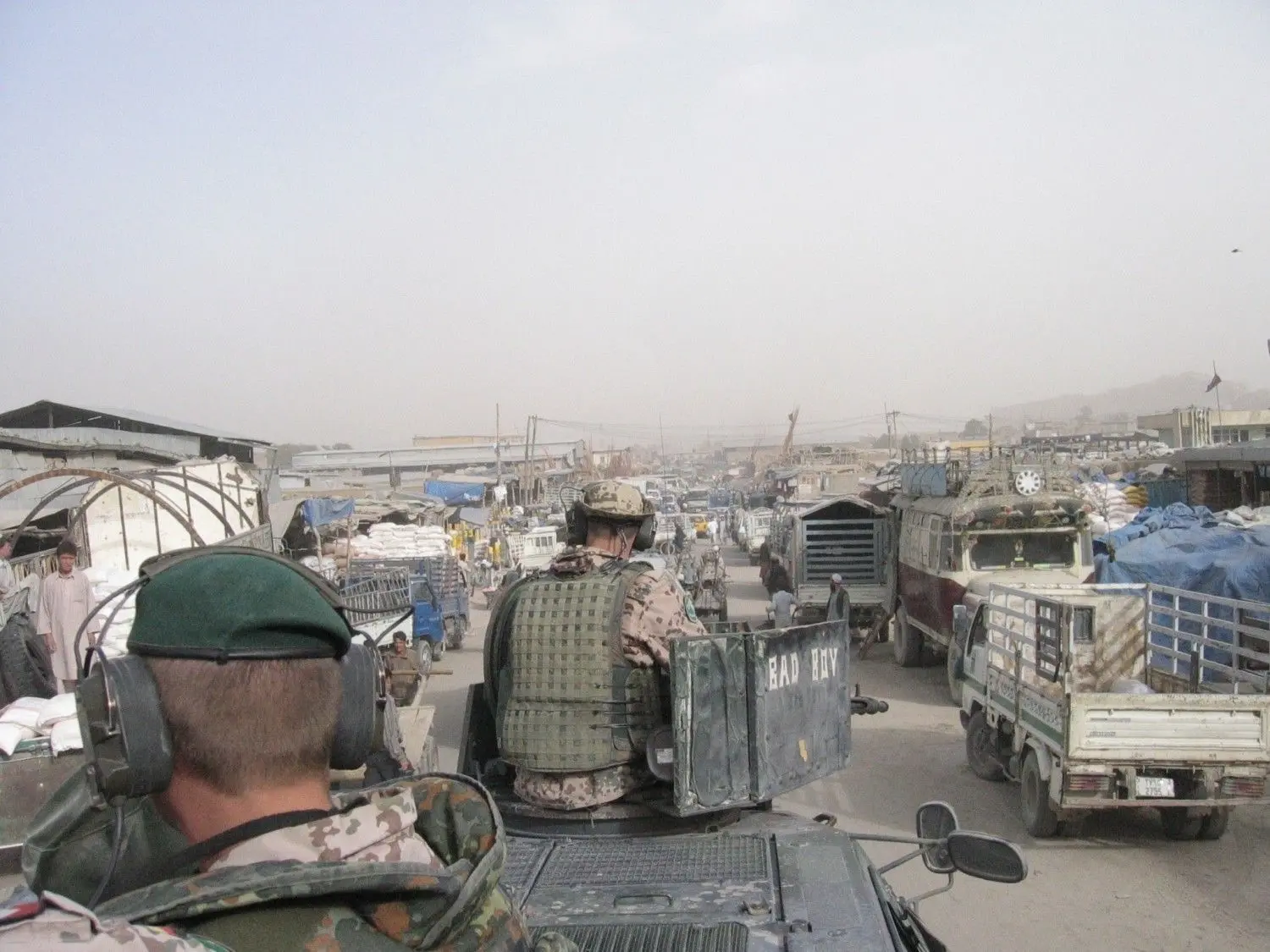 Unterwegs mit dem Radpanzer Fuchs der Bundeswehr. Dies ist eine typische Stadtpatrouille in den verstopften Straßen von Kabul gewesen.