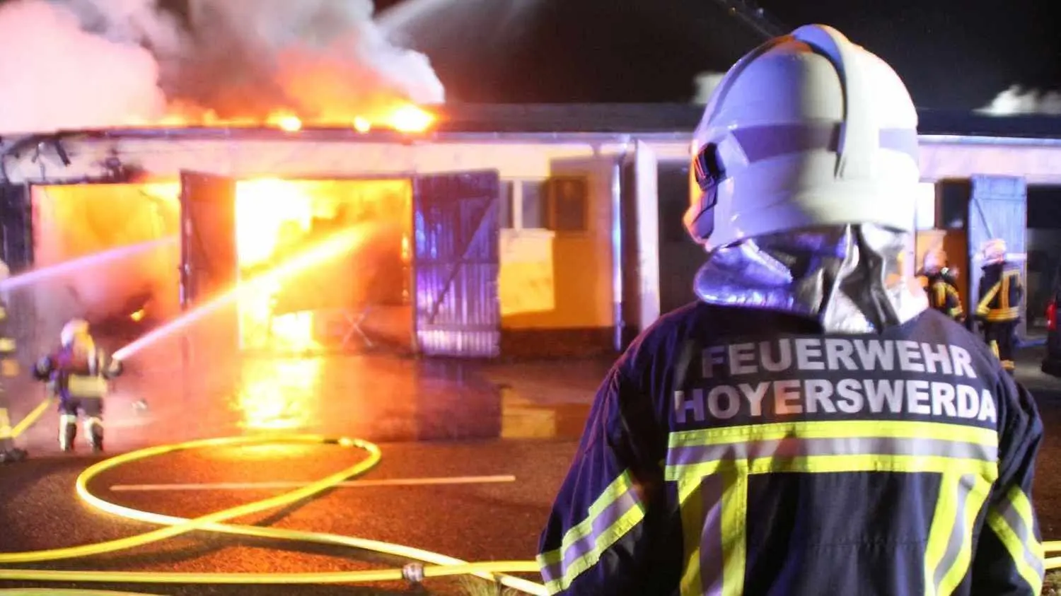 Die betroffene Halle in Hoyerswerda hat lichterloh gebrannt. Trotz des Einsatzes der Feuerwehr ist sie nicht mehr zu retten.