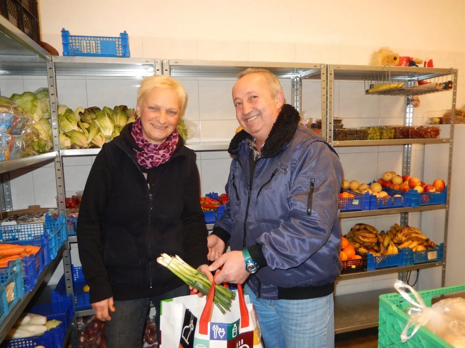 Die Mitarbeiter der Tafel Forst Gabriele Juntke und Georg Ungar-Vuce packen eine Versorgungstüte.