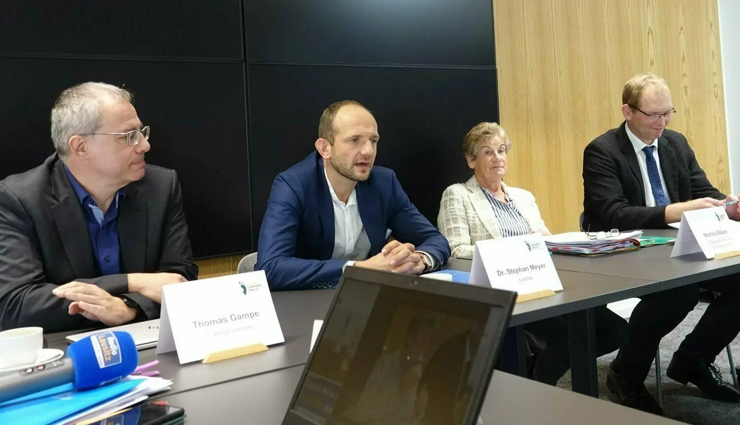 Landrat Stephan Meyer (2.v. l.) steht bei der Pressekonferenz in Görlitz zusammen mit seinem Führungsteam Thomas Gampe (l.), Martina Weber und Thomas Rublack Rede und Antwort.