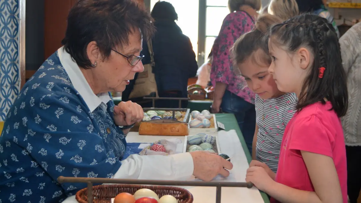 Beeindruckende Arbeiten konnten die Besucher auch von Carola Stauber aus Berlin bewundern, die in der Woche zuvor, in Bautzen, mit dem 1. Preis eines sorbischen Ostereies in Kratztechnik ausgezeichnet wurde.
Wertvolle Tipps gab es auch von Carola Stauber aus Berlin, die in der Woche zuvor, in Bautzen, mit dem 1. Preis eines sorbischen Ostereies in Kratztechnik ausgezeichnet wurde. Foto: uhd