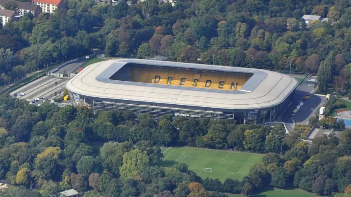 Stadien im Fußball-Osten: Luftbild vom gluecksgas stadion (glueksgas stadion / Rudolf-Harbig-Stadion / Dynamo-Stadion, Stadion der SG Dynamo Dresden); *** Local Caption *** Foto Eibner-Pressefoto, Nutzungs-Hinweis: Foto ist honorarpflichtig zzgl. gesetzl. MwSt. (7) . Eibner-Pressefoto, Am Hammerweg 25/1, 72581 Dettingen/Erms, KSK Reutlingen, Kontonr. 100051375, BLZ: 64050000 - INFO TEL: 0172 837 4655