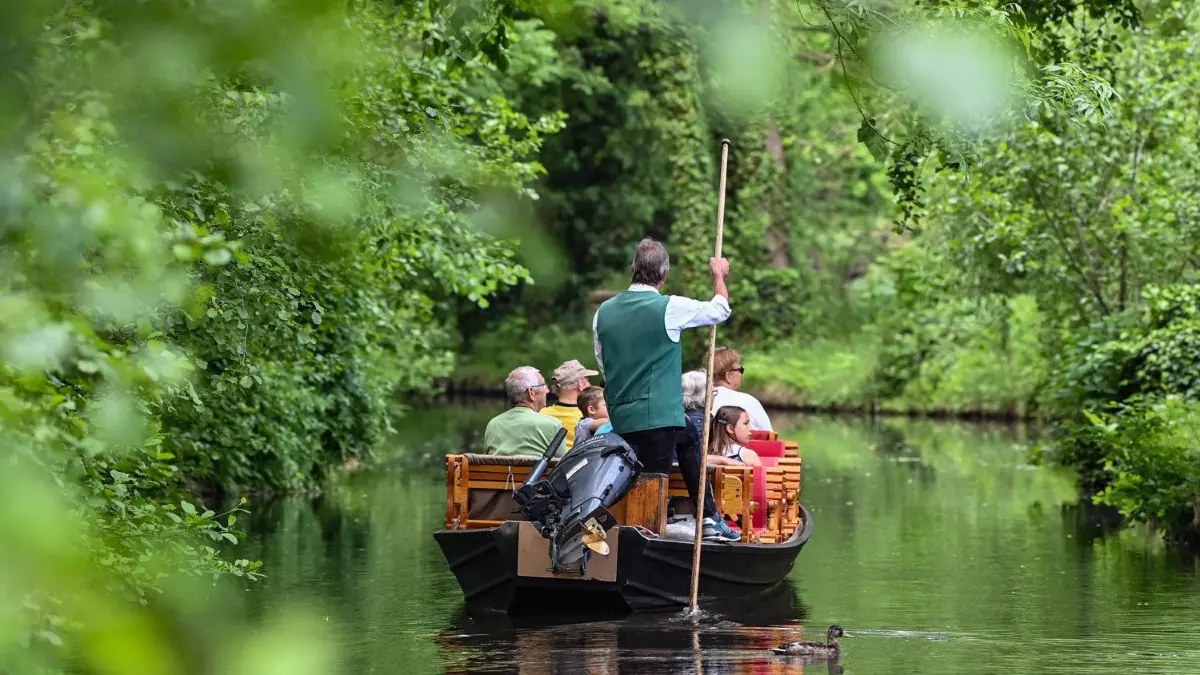 Mit Öffnung der Hotels dürfte der Tourismus im Spreewald nun wieder volle Fahrt aufnehmen.
01.06.2021, Brandenburg, Lübben: Besucher unternehmen eine Kahnfahrt in der Spreewaldstadt Lübben. Auf niedersorbisch heißt der Spreewald «Blota» und das bedeutet «Sümpfe». Etwa 1000 Kilometer Fließe (Wassergräben) durchziehen das beliebte Ausflugsziel im Südosten des Landes Brandenburg. Foto: Patrick Pleul/dpa-Zentralbild/ZB - Honorarfrei nur für Bezieher des Dienstes ZB-Funkregio Ost +++ ZB-FUNKREGIO OST +++