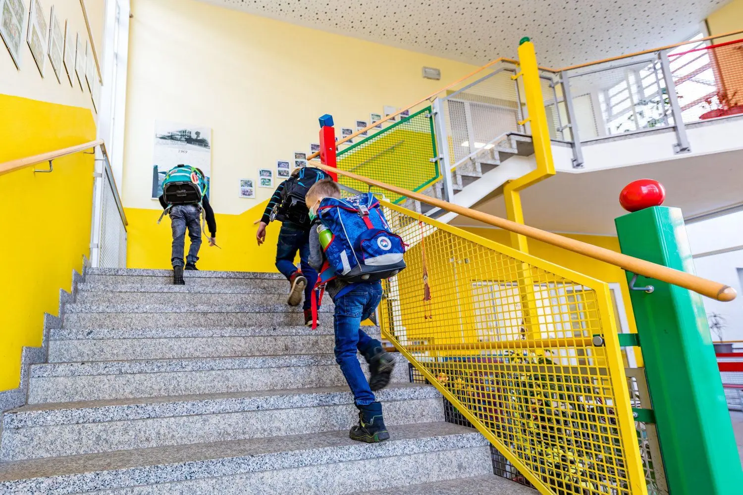 Schüler laufen in der Grundschule Leuthen die Treppe hinauf. Viele freuen sich, ihre Freunde nach sieben Wochen endlich wieder zu sehen.