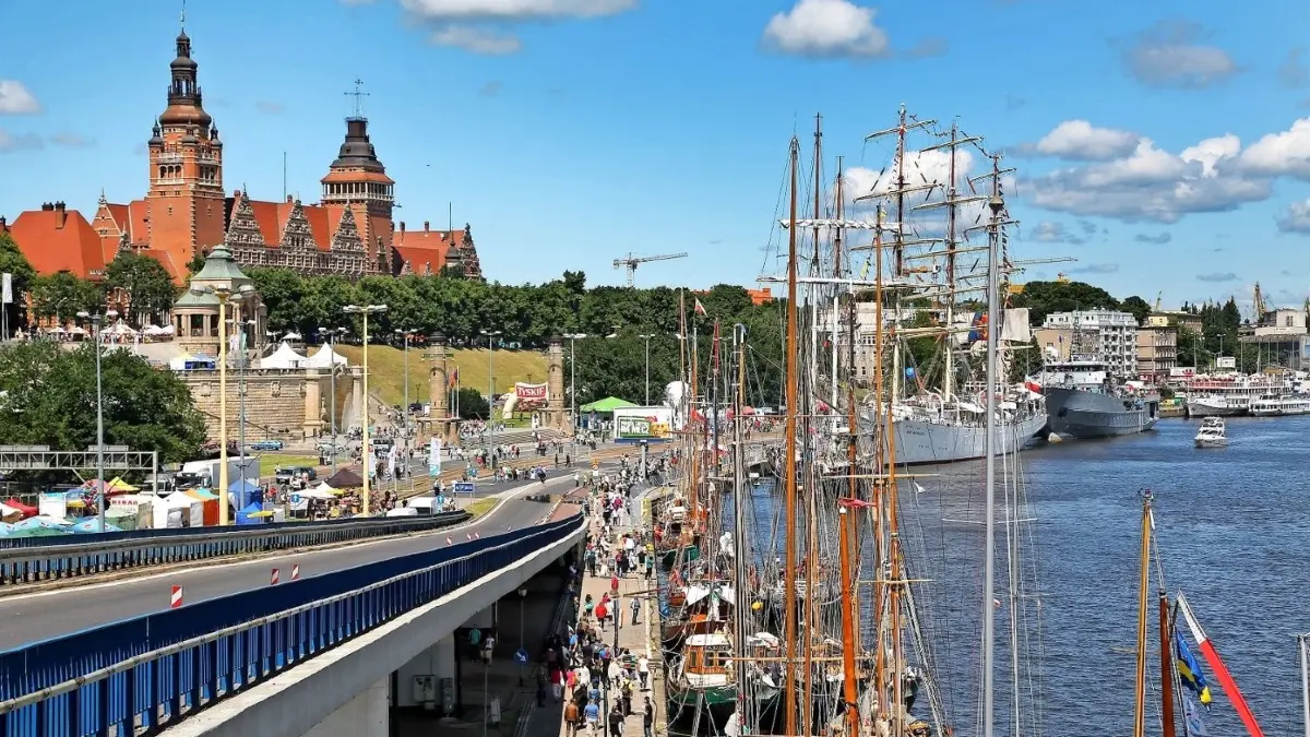 Mit maritimen Flair: Stettin liegt zwar nur an der Oder und nicht wie mancher denkt an der Ostsee. Die Metropole wird ihrem Ruf als Hafenstadt aber trotzdem gerecht und zählt von Jahr zu Jahr mehr Besucher, vor allem aus Deutschland.⇥