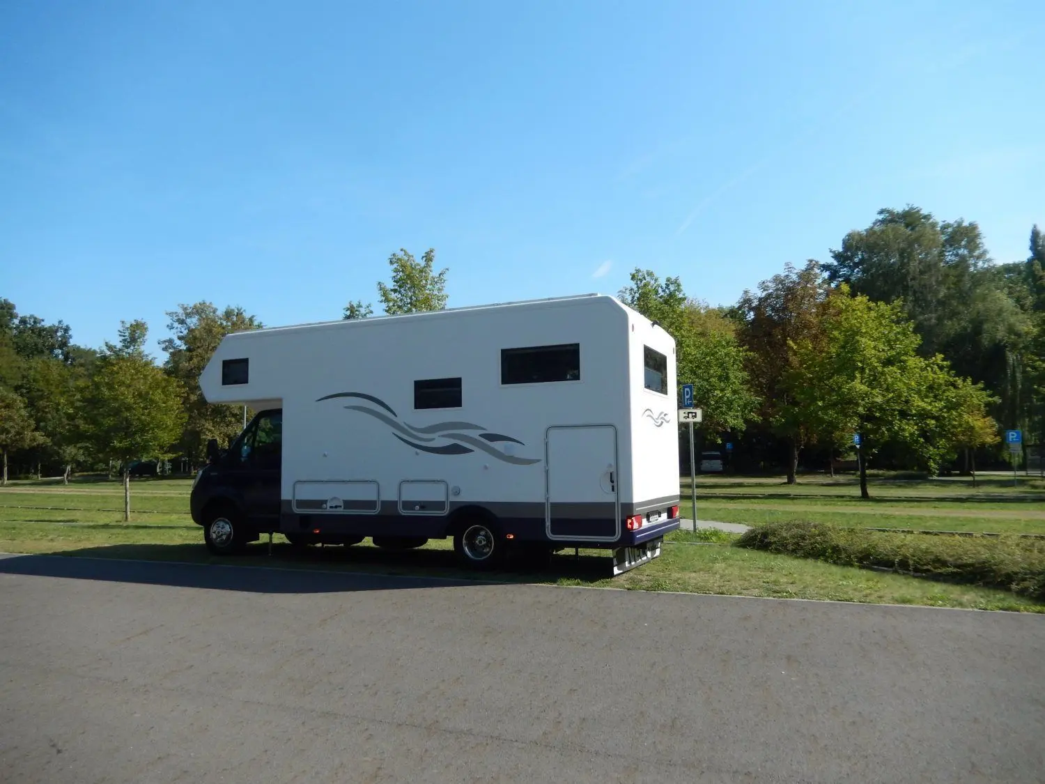 Ein Caravan auf dem Parkplatz des Ostdeutschen Rosengartens Forst.