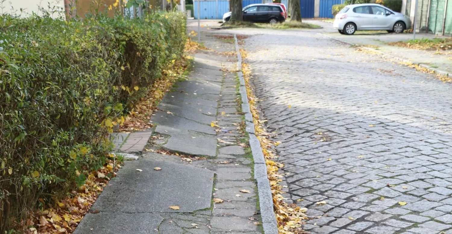 Fußweg und Fahrbahn in der Schacksdorfer Straße in Finsterwalde sind ramponiert.