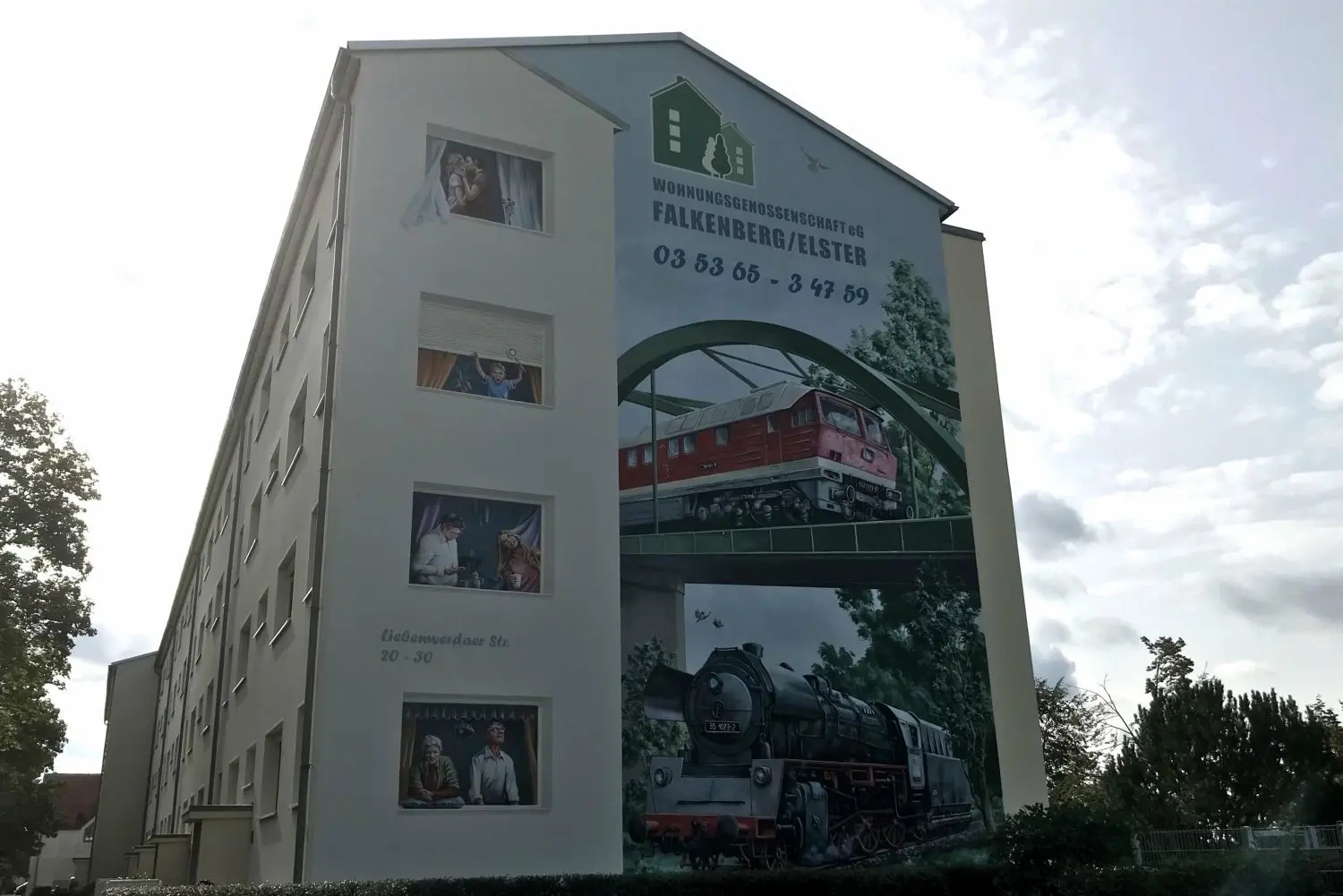 Auch als Fassadendekoration, hier in der Liebenwerdaer Straße, prägt die Eisenbahn das Stadtbild.