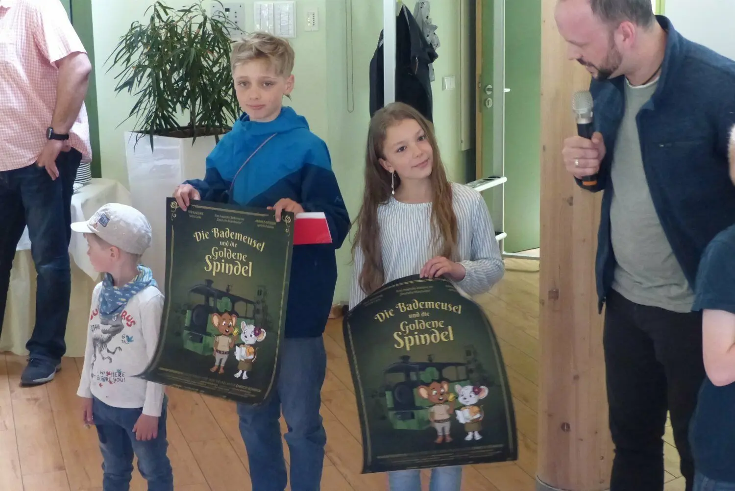 Arne Ruschke und Annika Krüger, die beiden jungen Stimmengeber, bekommen ein Plakat für ihr Zimmer überreicht