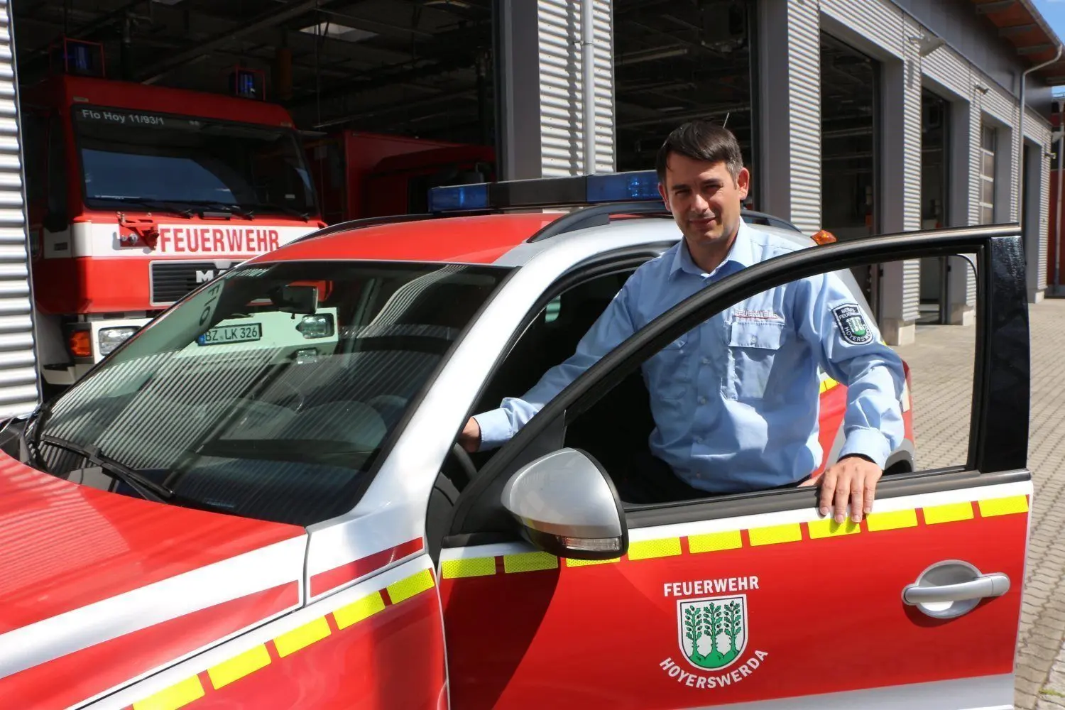 Hoyerswerdas Feuerwehr-Chef Benny Bastisch (42) steigt in den Kommandowagen. Seit der Übernahme des Führungspostens von Vorgänger Dieter Kowark zum 1. Mai ist sein Terminkalender voll.