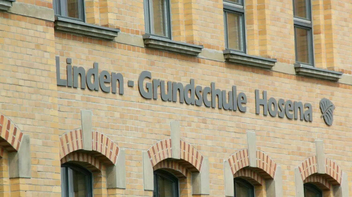 Im Streit um einen Namen für die beiden zusammengelegten Grundschulen in Hosena und in Senftenberg hat sich eine Mehrheit für die „Linden-Grundschule“ entschieden. Die Walther-Rathenau-Grundschule in der Stadt hat ihren Namen verloren.
Die Linden-Grundschule im Senftenberger Ortsteil Senftenberg: Ihren Namen trägt jetzt auch die ehemalige Walther-Rathenau-Grundschule in der Stadt. Die beiden Schulen wurden zusammengeschlossen.