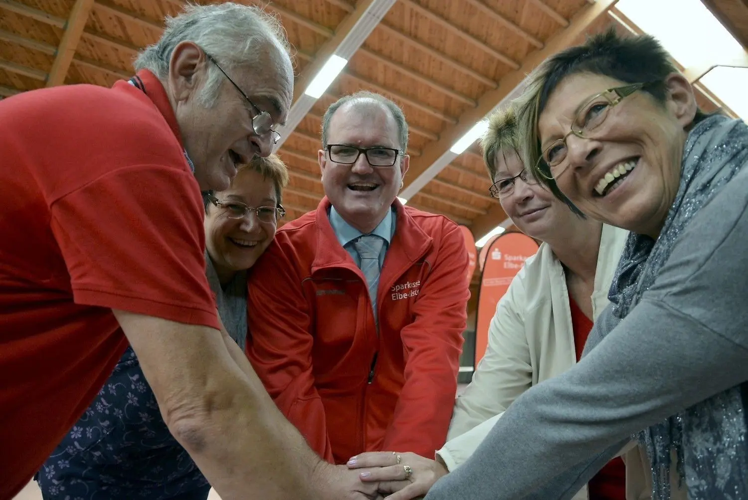 Auch das ist ein historisches Foto! Zum ersten Mal hatten Kinder der Förderschulen aus Elsterwerda, Herzberg und Finsterwalde ihre Kennlernwoche mit einem Sportprojekt in der Tennishalle in Elsterwerda verbunden. Das hat die soziale Kompetenz der Schüler erheblich gefördert, sagen die damaligen Leiterinnen der Schulen, Gabi Lange (Finsterwalde), Carola Zschiesche (Elsterwerda) und Constanze Mailick (Herzberg, von links). Deshalb hatten sie gemeinsam mit Thomas Hettwer von der Sparkasse Elbe-Elster (Mitte) und Dieter Anders vom Tennisverein Elsterwerda beschlossen: „Das war für alle Beteiligten richtig gut. Hand drauf – wir machen weiter!“