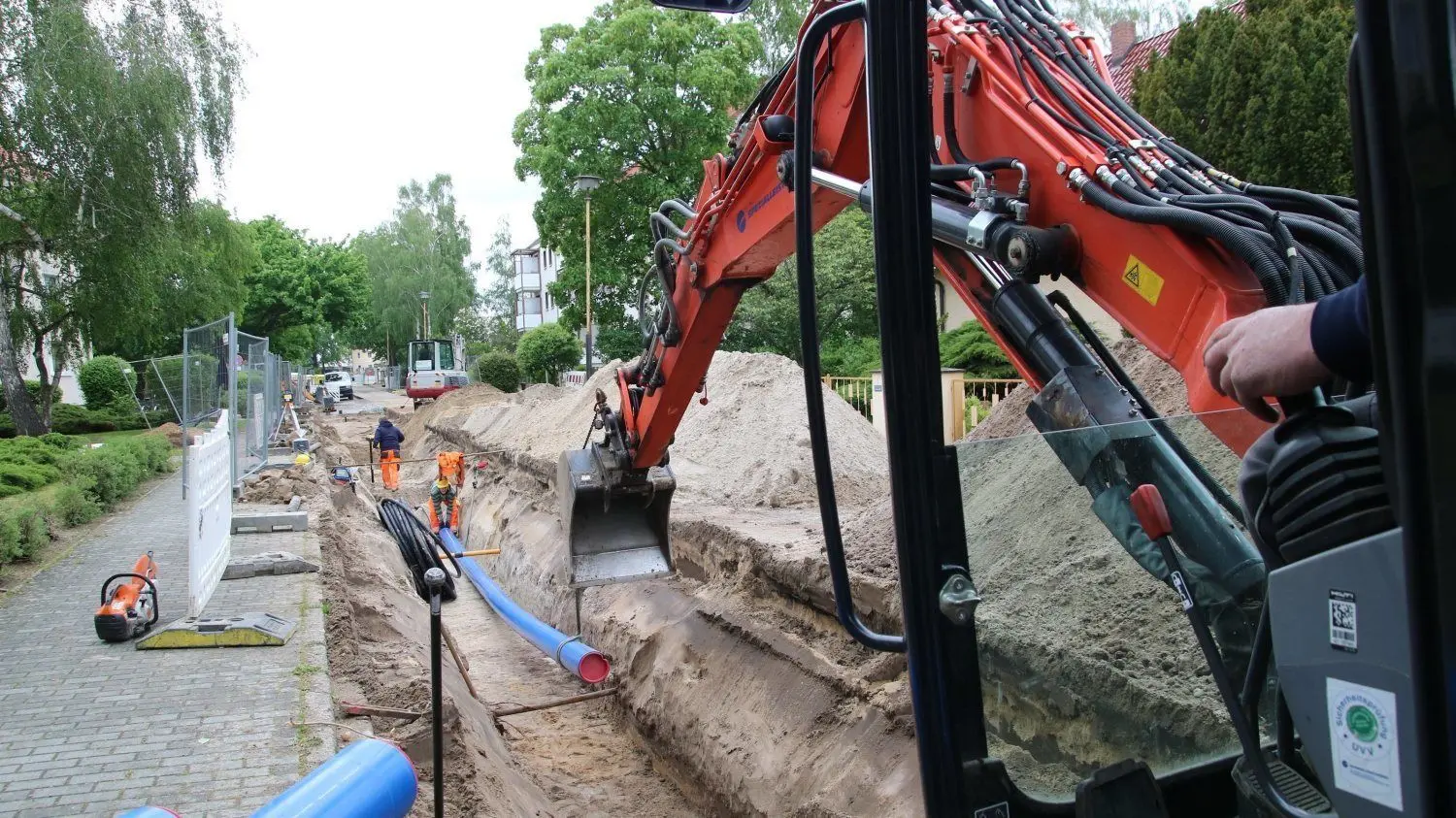 Die Spezial- und Bergbau-Servicegesellschaft Lauchhammer verlegt im Auftrag der SÜW Lübben die neuen Rohwasserleitungen in der Brunnenstraße.