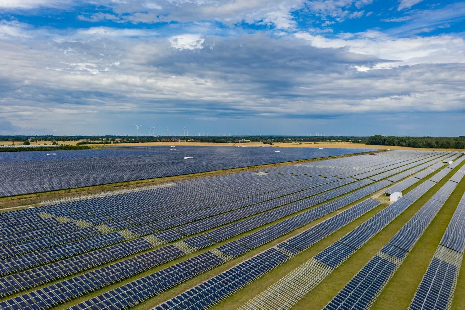 Der Ausbau von Freiflächen-Photovoltaikanlagen (wie hier auf diesem Symbolfoto) bedarf einer ordnenden Planung in Calau. Das geht aus der neuen Handlungsrichtlinie hervor, die die Stadt nun verabschiedet hat. Foto: Paul Zinken/dpa-Zentralbild/dpa +++ dpa-Bildfunk +++
