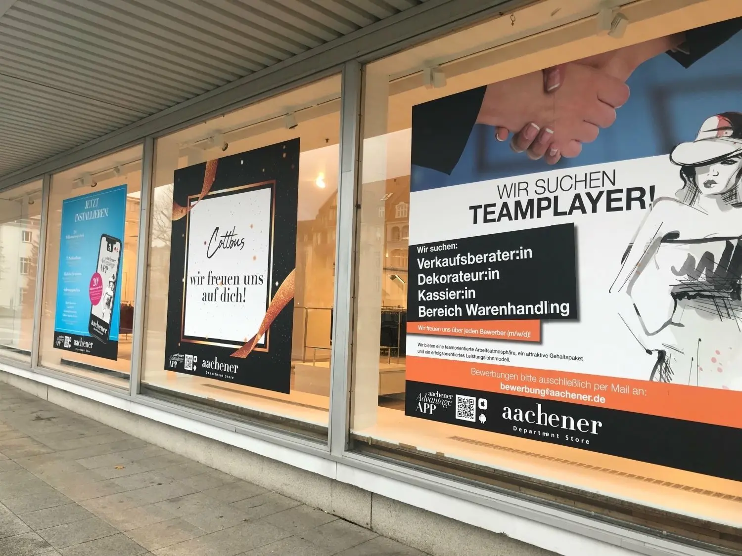 An den Schaufenstern des Warenhauses in Cottbus hängen noch die Plakate vom neuen Betreiber.