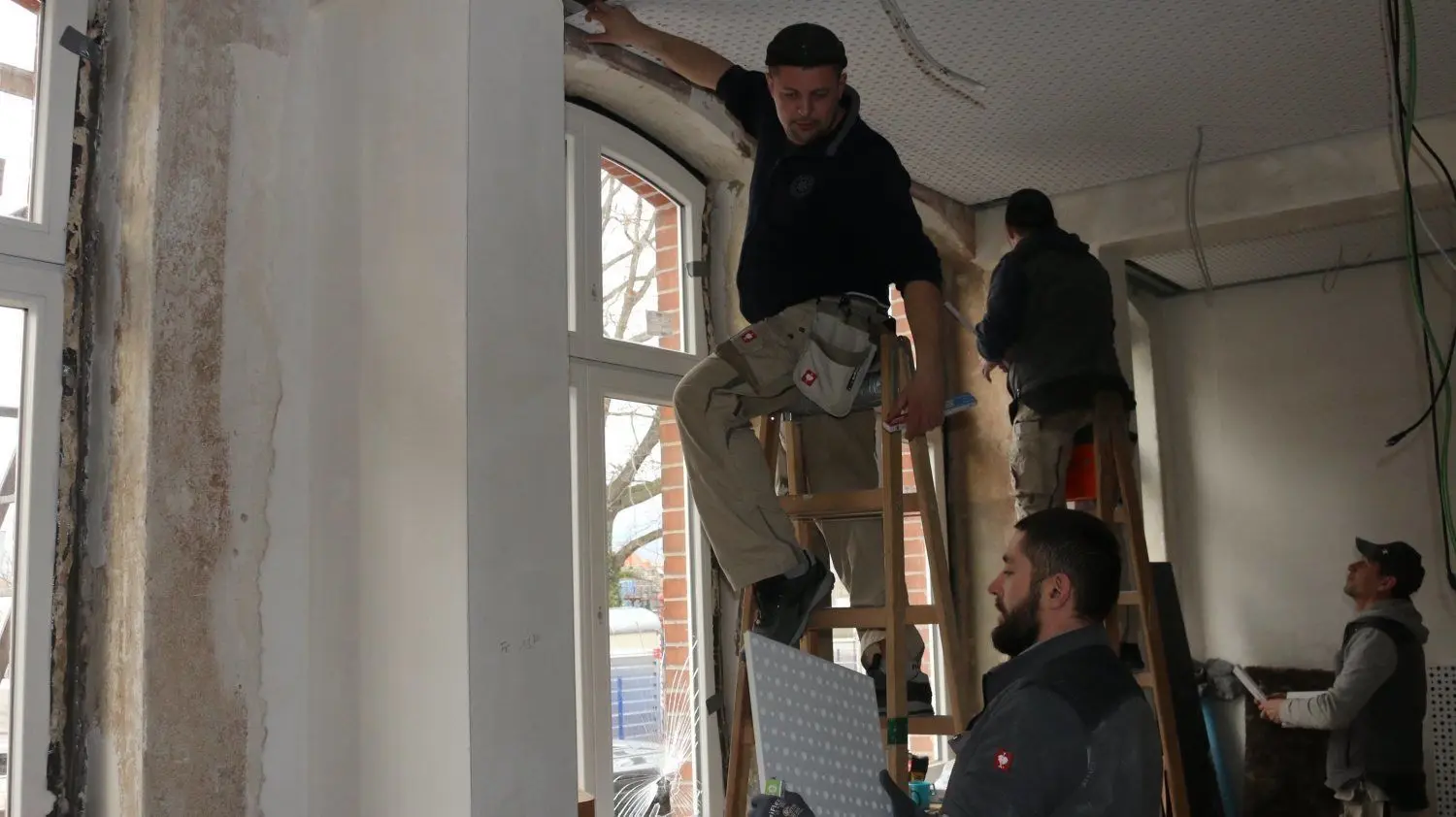 Innenausbau im WBG-Projekt Dresdener Straße 4 in Herzberg. Spätestens im Mai sollen die Volkshochschule und ein Planungsbüro in die sanierten Räume einziehen können.