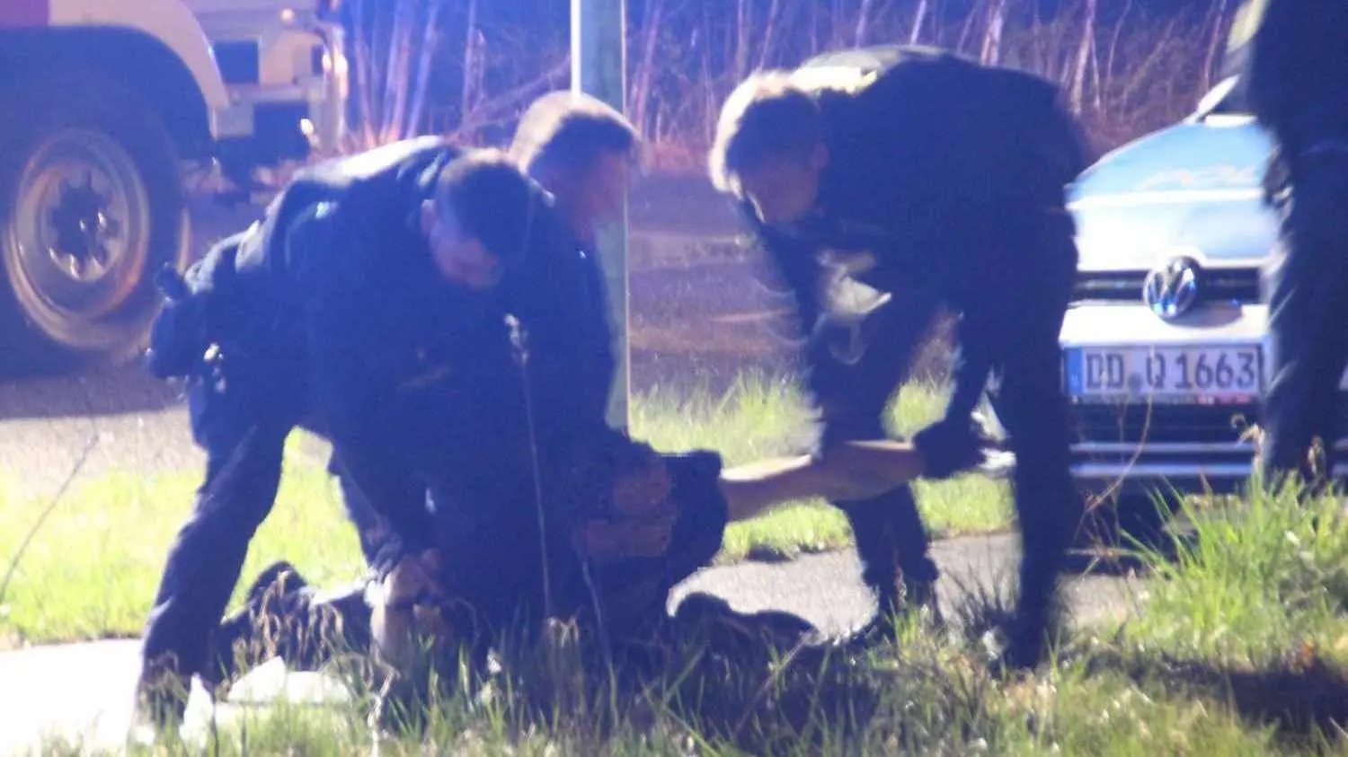 Ein alkoholisierter Mann musste am Brandort von der Polizei festgehalten werden. Er ist mutmaßlich der Besitzer eines der verbrannten Fahrzeuge.