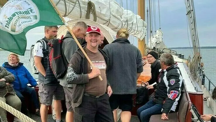 Nicht zu übersehen: Brauhaus-Bier aus Finsterwalde erobert die deutsche Ostseeküste. Der Mann mit der großen Fahne: Gerd Wagner aus Bad Saarow, Haustechniker bei Oppitz Dienstleistungen.