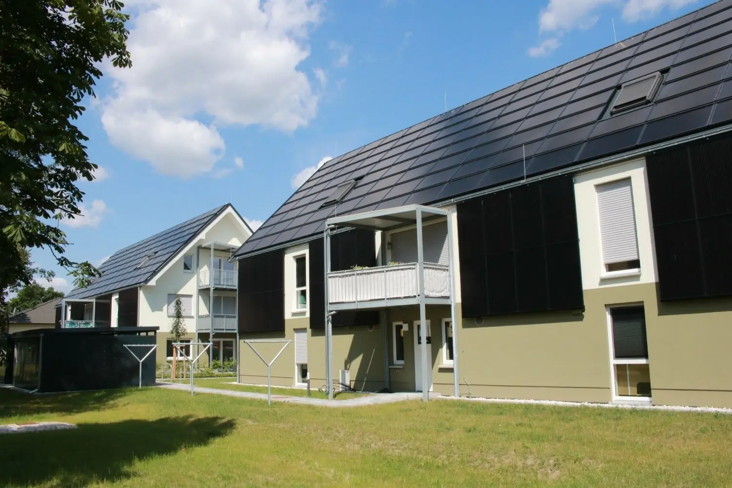 Mit Solarpanelen sind Dach und Fassade an der Südseite der Häuser verkleidet.