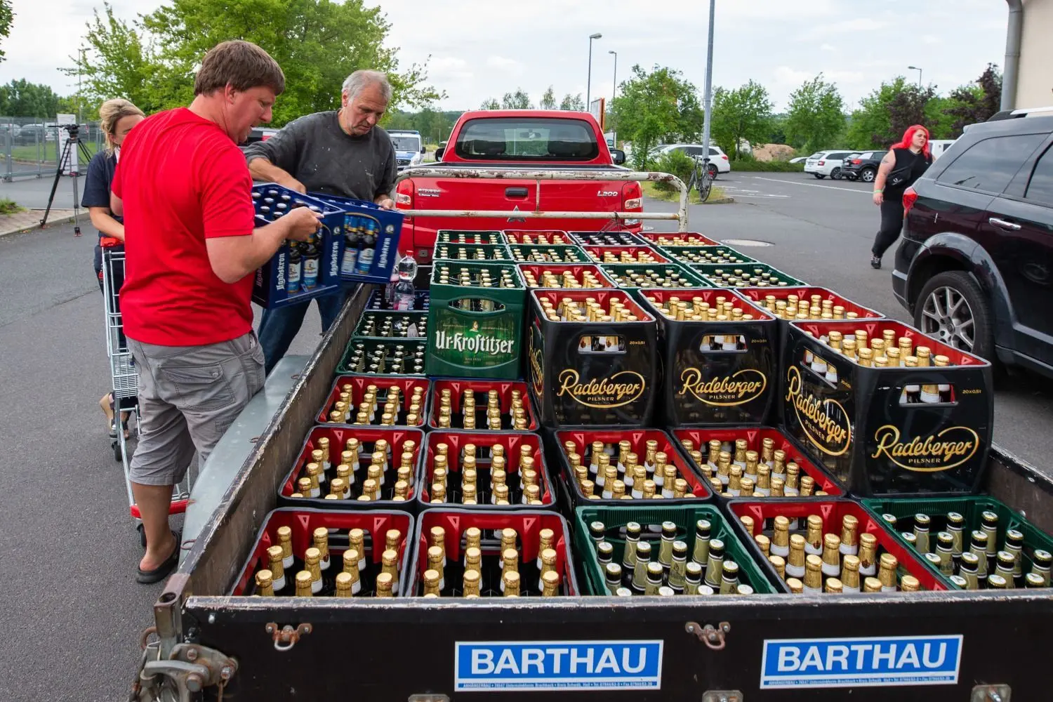 Kein Bier für Nazis: Das Bier des örtlichen Supermarktes wurde in einer Aktion von Bürgern und des Internationalen Begegnungszentrum des Kloster Sankt Marienthal aufgekauft.