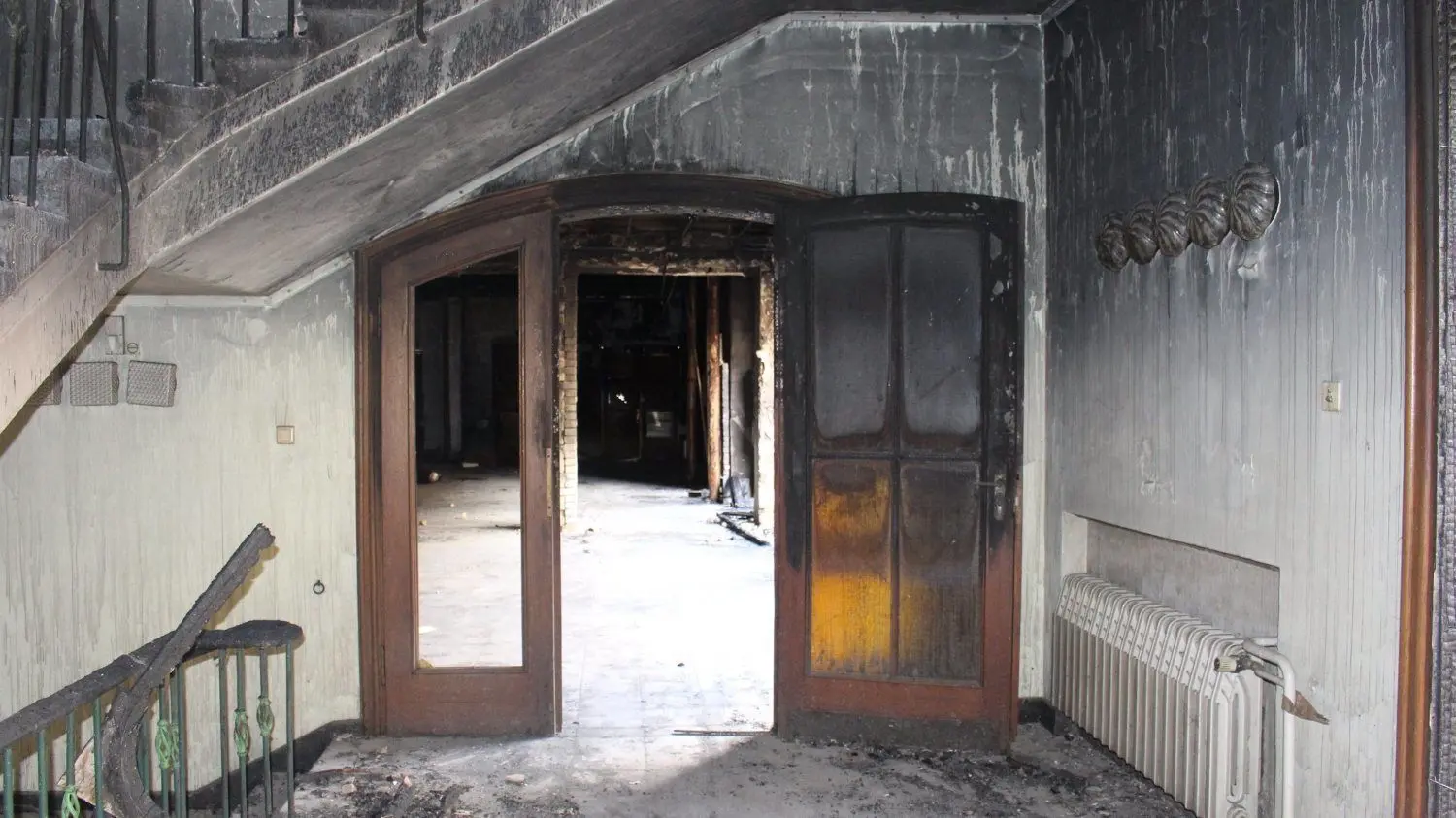 Nach dem Brand im Volkshaus Weißwasser sind inzwischen Proben des Schutts genommen worden. Derzeit läuft die Ausschreibung für die Beräumung.