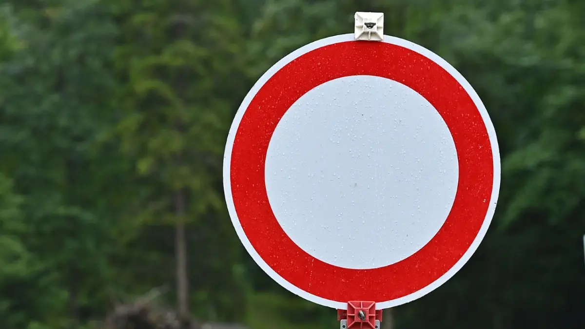 Die Landesstraße L 17 wird in Vietznitz (Gemeinde Wiesenaue) zur Baustelle. Im Zuge der Sanierung wird die Straßenoberfläche abgefräst und durch eine neue Asphaltdecke ersetzt. Mit den Arbeiten hat der Landesbetrieb Straßenwesen Brandenburg die Firma Strabag beauftragten. Sechs Wochen lang kommt es zur Vollsperrung.
17.08.2021, Bayern, Grainau: Ein Schild mit der Aufschrift ·Vollsperrung! Lebensgefahr!· steht am Eingang zur Höllentalklamm. Nach der Flutwelle in der Klamm an der Zugspitze geht die Suche nach zwei Vermissten weiter. Am Vortag war nach starken Regenfällen eine Flutwelle durch die bei Wanderern und Touristen beliebten Schlucht nahe Grainau im Landkreis Garmisch-Partenkirchen gerauscht. Sie riss mehrere Menschen mit sich. Foto: Lennart Preiss/dpa +++ dpa-Bildfunk +++
