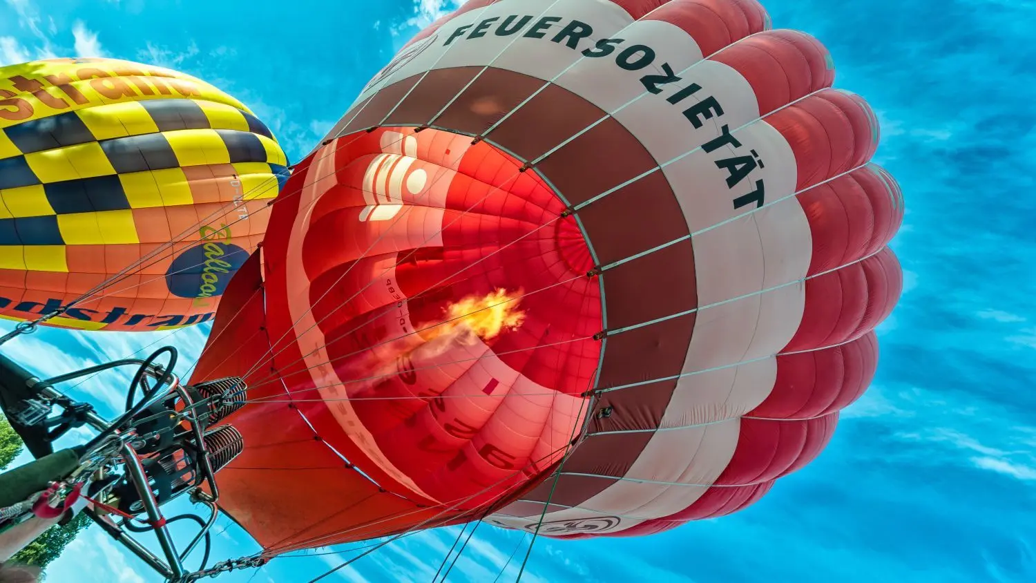 Vorbereitungen für den Start: Rund 4500 Kubikmeter Luft müssen im Innern das Ballons erwärmt werden.