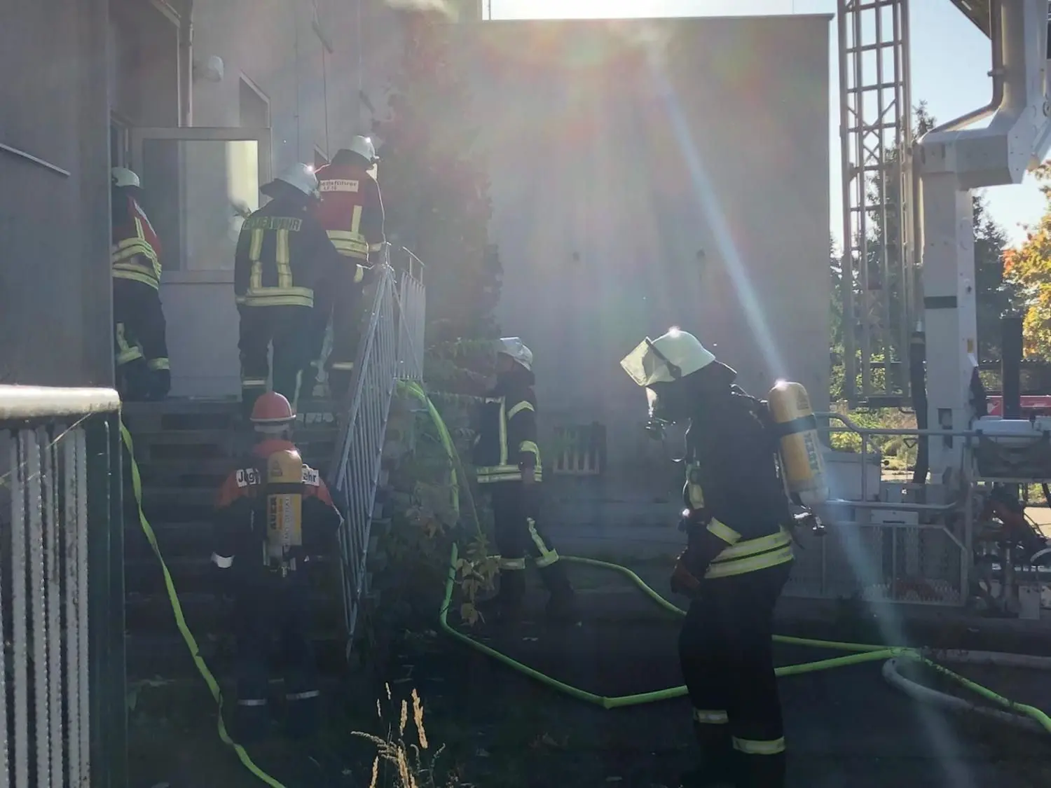 Zum Berufsfeuerwehrtag in Bad Liebenwerda gehörte auch die realitätsnahe Menschenrettung nach einem Gasalarm.