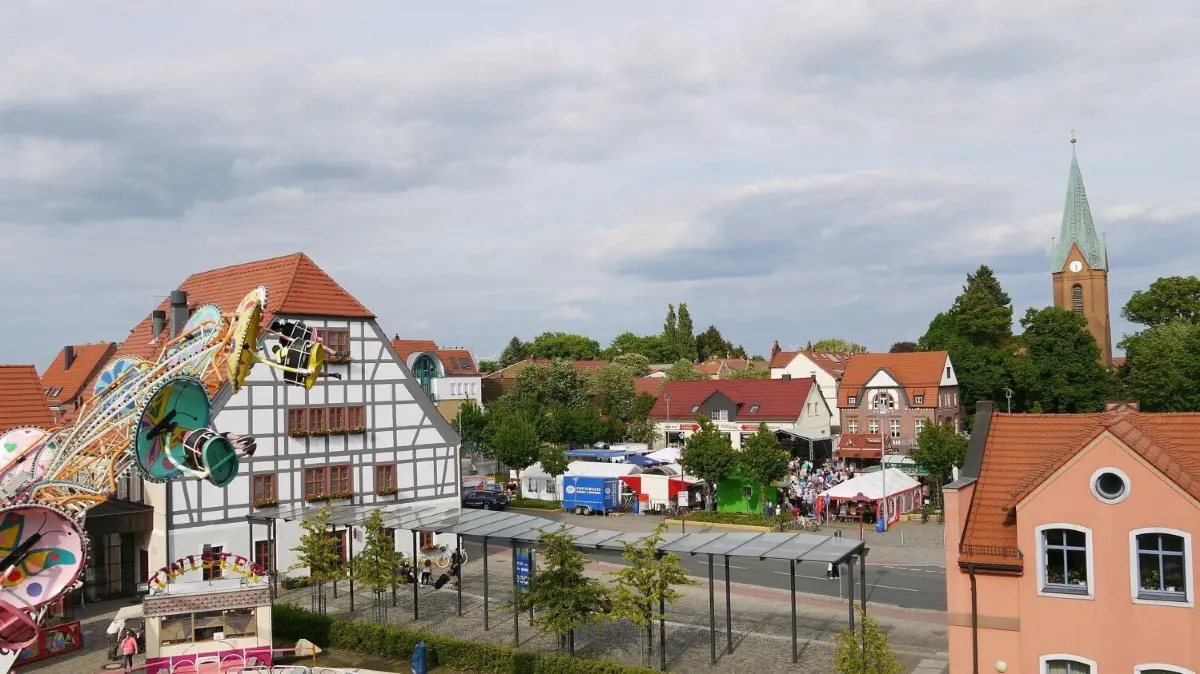 Das dreitägige Stadtfest in Großräschen beginnt an diesem Freitag. Auf dem Marktplatz (Archivbild von 2020) und auf dem Festplatz wird ein vielfältiges Programm geboten.
Blick über den Großräschener Marktplatz.