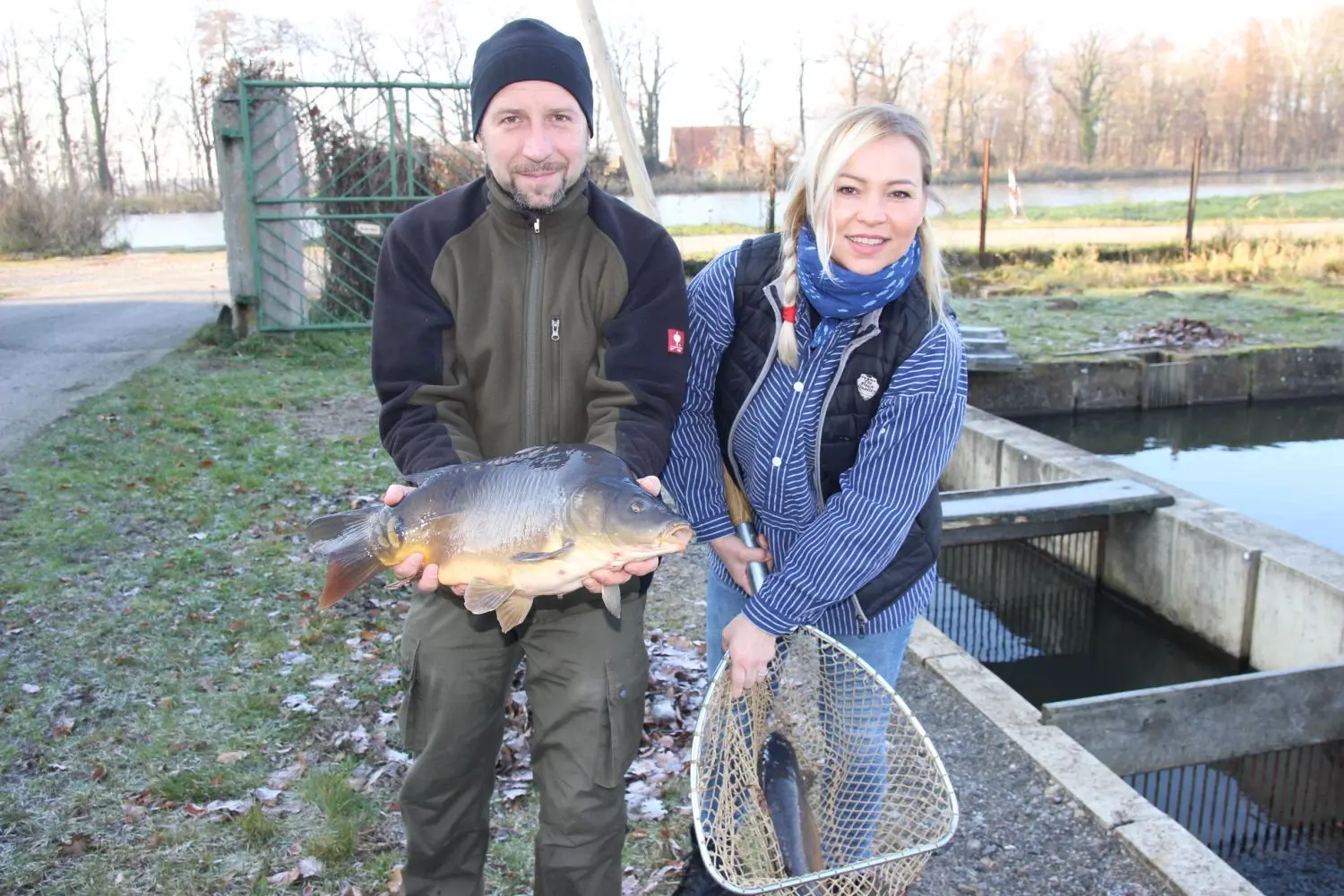 Karsten Rimgpfeil und seine Mitarbeiterin Anna Förster präsentieren hier einen stattlichen Lausitzer Karpfen. Zwar profitiert diese Art von der Wärme, doch das Wasser wird knapp.