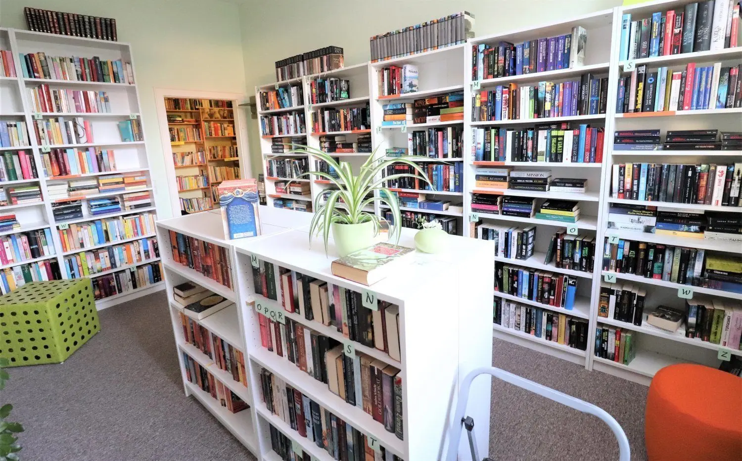 In den Räumen mit vielen neuen Regalen - auch dank der Spender - stehen etwa 6000 Bücher zur Ausleihe bereit.