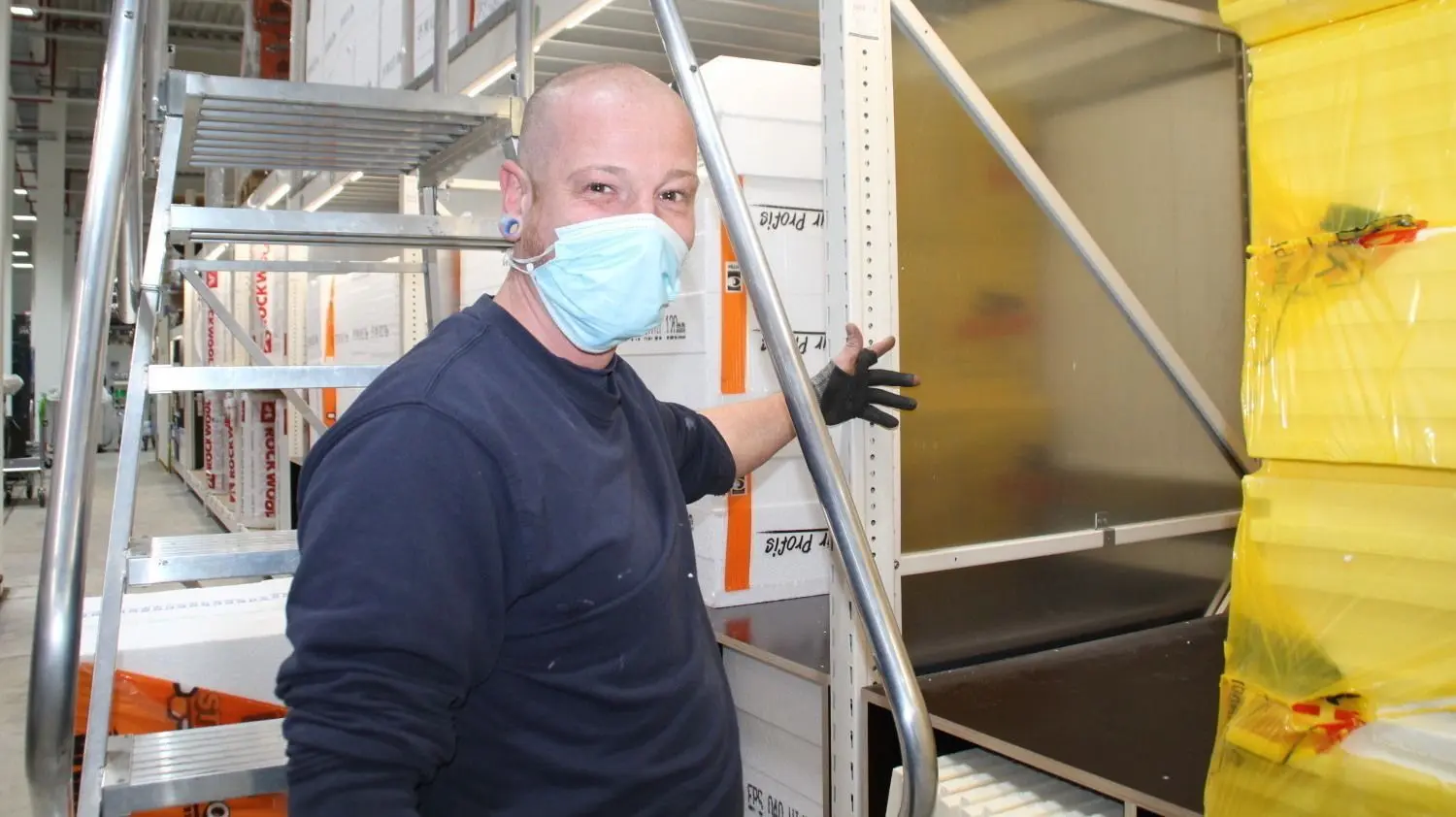 Der Globus Baumarkt wird mit neuen Hochregalen ausgestattet. Zwischen die Regalmodule zieht dieser Monteur jeweils Brandschutzbleche ein. Auch eine neue Sprenkleranlage sorgt für mehr Brandschutzsicherheit.