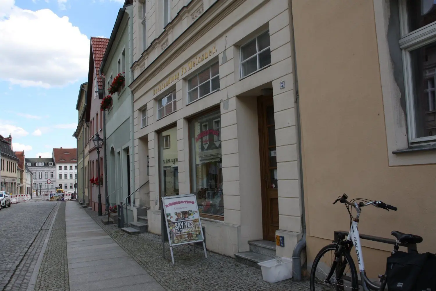 Die Hauptstraße ist auch für Rollis gut befahrbar, doch viele Altstadtläden sind nur über Stufen erreichbar.