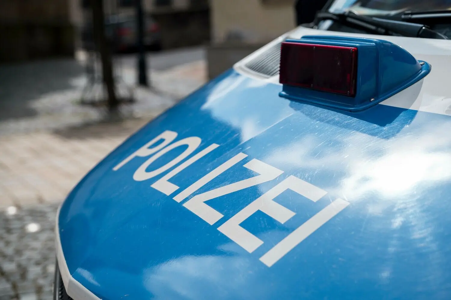 Der betroffene Polizist, der mit seinem Kollegen Streife fuhr, sagt vor Gericht aus, von der Radfahrerin wüst beschimpft, geschlagen und getreten worden zu sein.