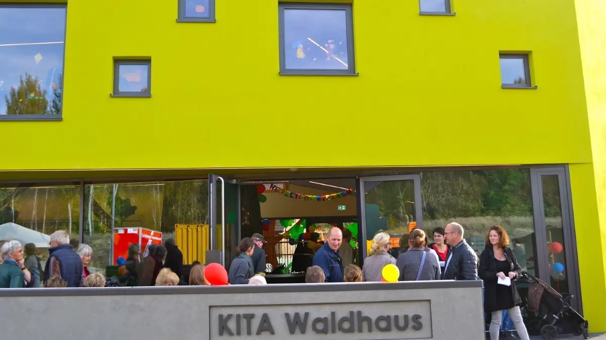 Archivfoto: In der Kita „Waldhaus“ in Treppendorf läuft die Notbetreuung schon ohne Wechselmodell.
Die Kita „Waldhaus“ in Treppendorf hatte am Samstag ihre Türen weit geöffnet. Das Interesse am Ersatzneubau war riesig. Alle Generationen schauten sich das Gebäude mit seinen modernen Möglichkeiten an.