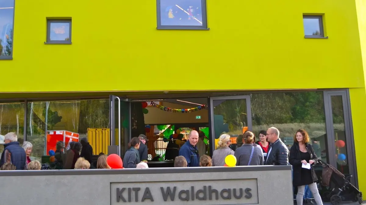 Archivfoto: In der Kita „Waldhaus“ in Treppendorf läuft die Notbetreuung schon ohne Wechselmodell.
Die Kita „Waldhaus“ in Treppendorf hatte am Samstag ihre Türen weit geöffnet. Das Interesse am Ersatzneubau war riesig. Alle Generationen schauten sich das Gebäude mit seinen modernen Möglichkeiten an.