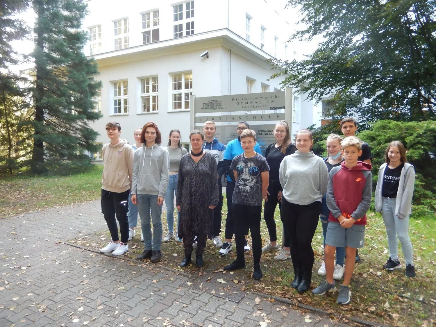 Schulleiterin Ulrike Weikert (5.v.l.) mit den Schülersprechern des Friedrich-Ludwig-Jahn-Gymnasiums Forst.