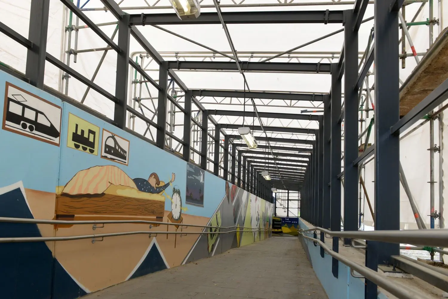 Es geht los: Nach gut anderthalb Jahren sind am Personentunnel des Bahnhofes Ruhland endlich die Reparaturarbeiten gestartet. Der damals neu eingeweihte Tunnel war bei der Bomben-Sprengung im Oktober 2019 heftig in Mitleidenschaft gezogen worden. Teile des Daches und der Verkleidung hatte es entschärft.