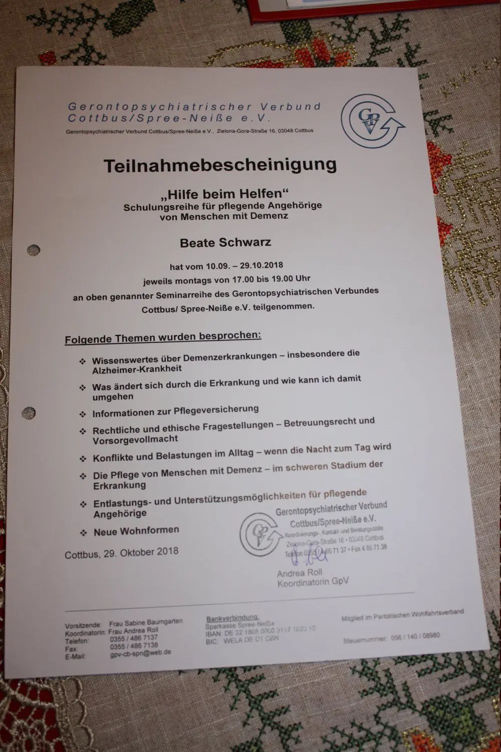 Auf dem Tisch ausgebreitet: Die Teilnahmebescheinigung der Schulung für pflegende Angehörige von Menschen mit Demenz von Beate Schwarz. Der Kurs hat ihr immens geholfen, mit der Krankheit ihres Mannes zurechtzukommen.