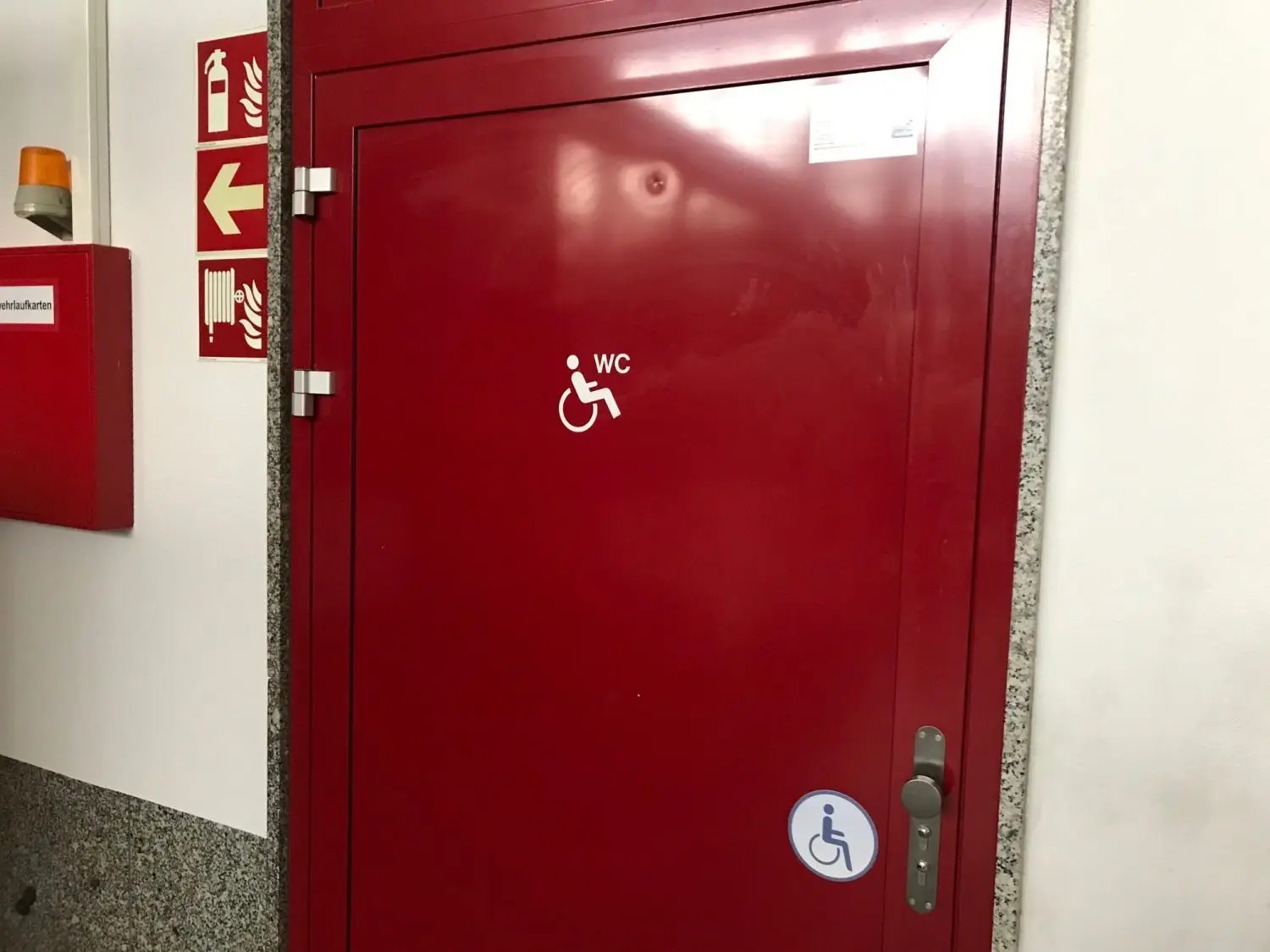 Es gibt ein WC für Behinderte auf dem Cottbuser Bahnhof. Glück gehört dazu, es schnell genug zu finden.