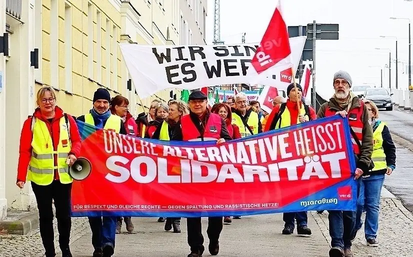 Die rund 100 Warnstreik-Teilnehmer ziehen von der Verdi-Regionalstelle über den Bahnhofsberg bis hin zum Spremberger Turm. ⇥