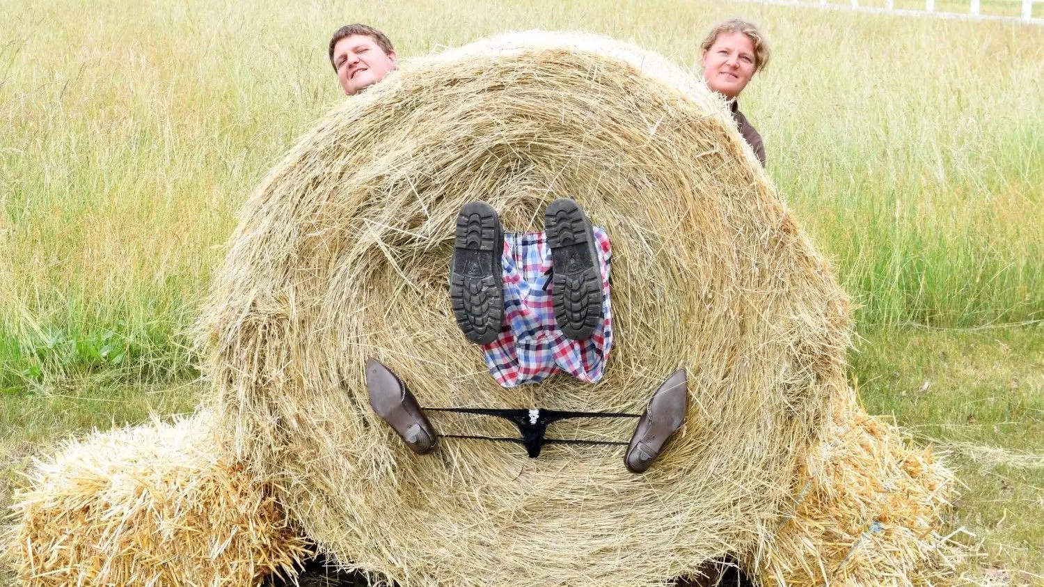 Mit diesem originellen Spruch auf dem Bettlaken und der in Szene gesetzten Unterwäsche zaubern Landwirt Silvio Wießner (34) und Partnerin, Tierwirtin Sina Kroß (28), bei Döllingen ein Lächeln ins Gesicht.