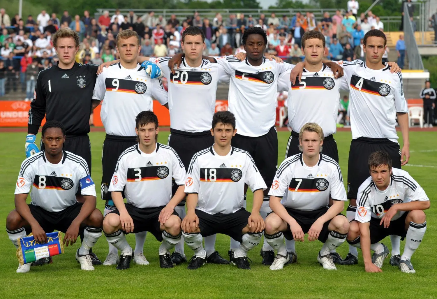 Bei der U17-EM im Jahr 2009 gehörte Kevin Scheidhauer zur Stammelf. Die komplette Aufstellung, hier vom Halbfinale gegen Italien in Dessau: Marc-André ter Stegen, Lennart Thy, Kevin Scheidhauer, Bienvenue Basala-Mazana, Shkordan Mustafi, Robert Labus; vorn (v.l.) Reinhold Yabo, Marvin Plattenhardt, Matthias Zimmermann, Christopher Buchtmann, Mario Götze.