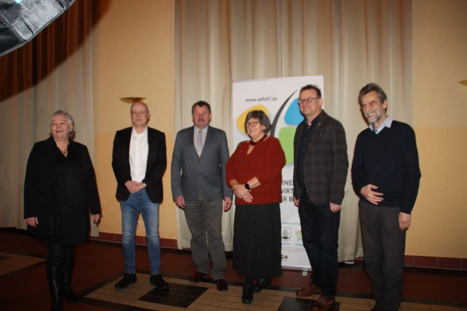 Fotoshooting beim Unternehmerstammtisch in Bernsdorf: Die vier Bürgermeister Harry Habel (2.v.l.) aus Bernsdorf, Joachim Driesnack aus Laußnitz, Elke Röthig aus Schwepnitz und Heiko Driesnack (2.v.r.) aus Königsbrück wollen ihre Potenziale gemeinsam ausspielen. Lautech-Geschäftsführerin Kathrin Schlesinger (l.) verspricht dazu Hilfe.