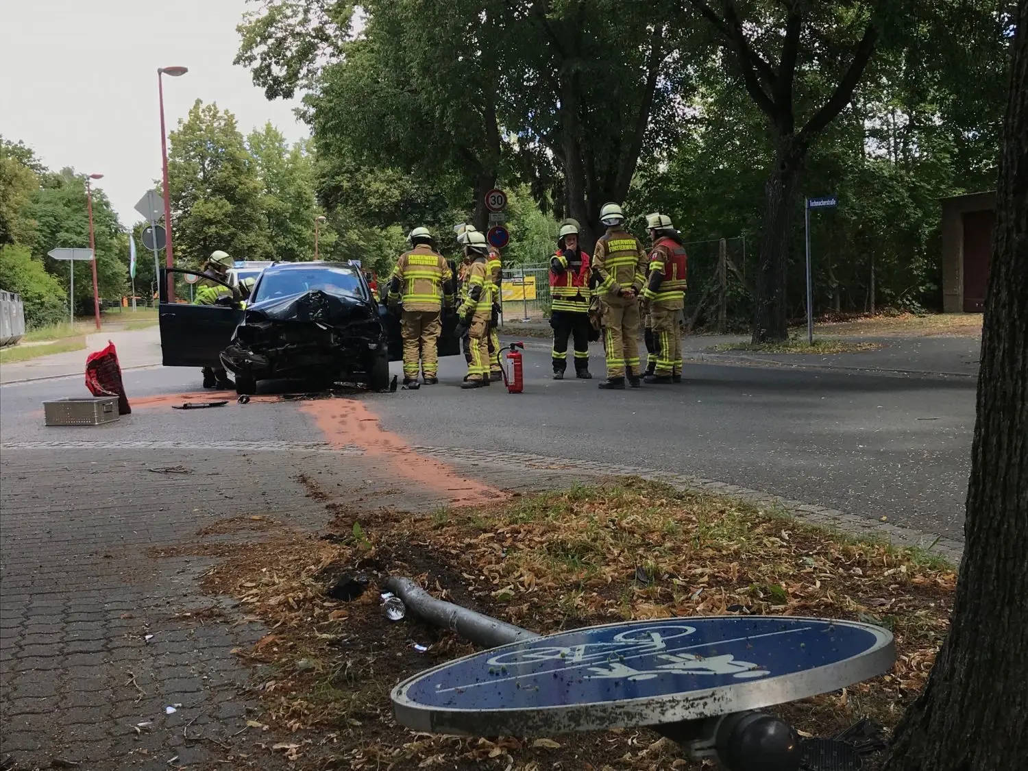Ein 82-jähriger Autofahrer ist Sonntagmittag, 12. Juli, in der Tuchmacherstraße in Finsterwalde von der Fahrbahn abgekommen und gegen ein Verkehrsschild und einen Baum gefahren.