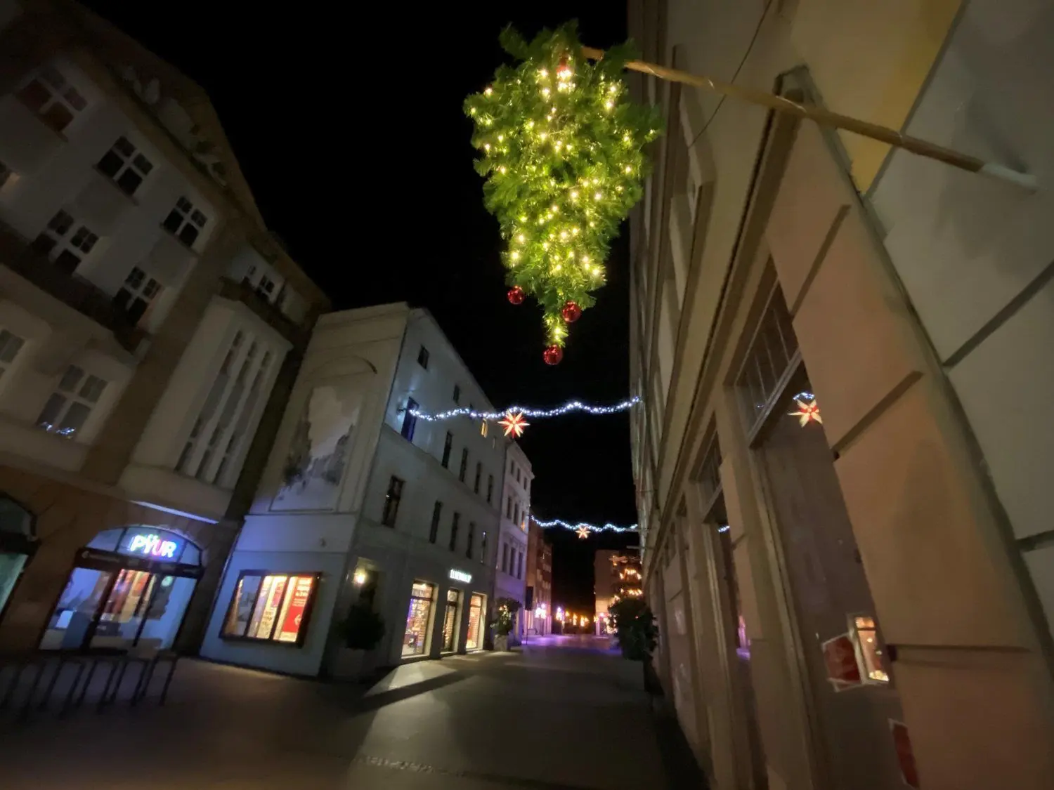 In Cottbus gilt ab 22 Uhr eine Ausgangsbeschränkung. Es ist leer in den weihnachtlich beleuchteten Straßen wie hier in der Sprem.