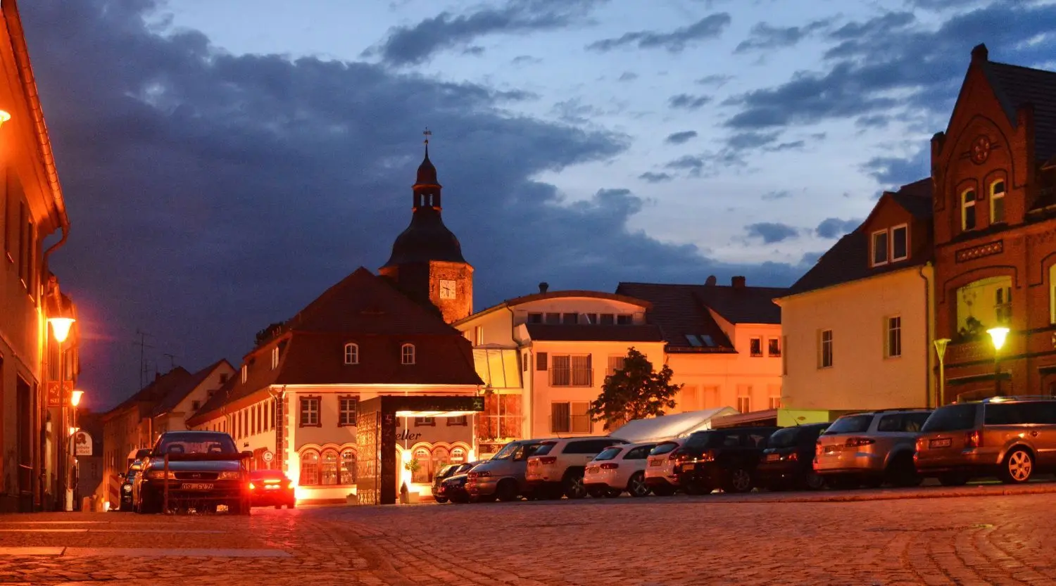 Beleuchteter Marktplatz in Vetschau. Skeptiker regen an, zumindest in den tiefen Nachtstunden die Beleuchtungen temporär auszuschalten oder zu dimmen – auch hinsichtlich der Energieeinsparung.