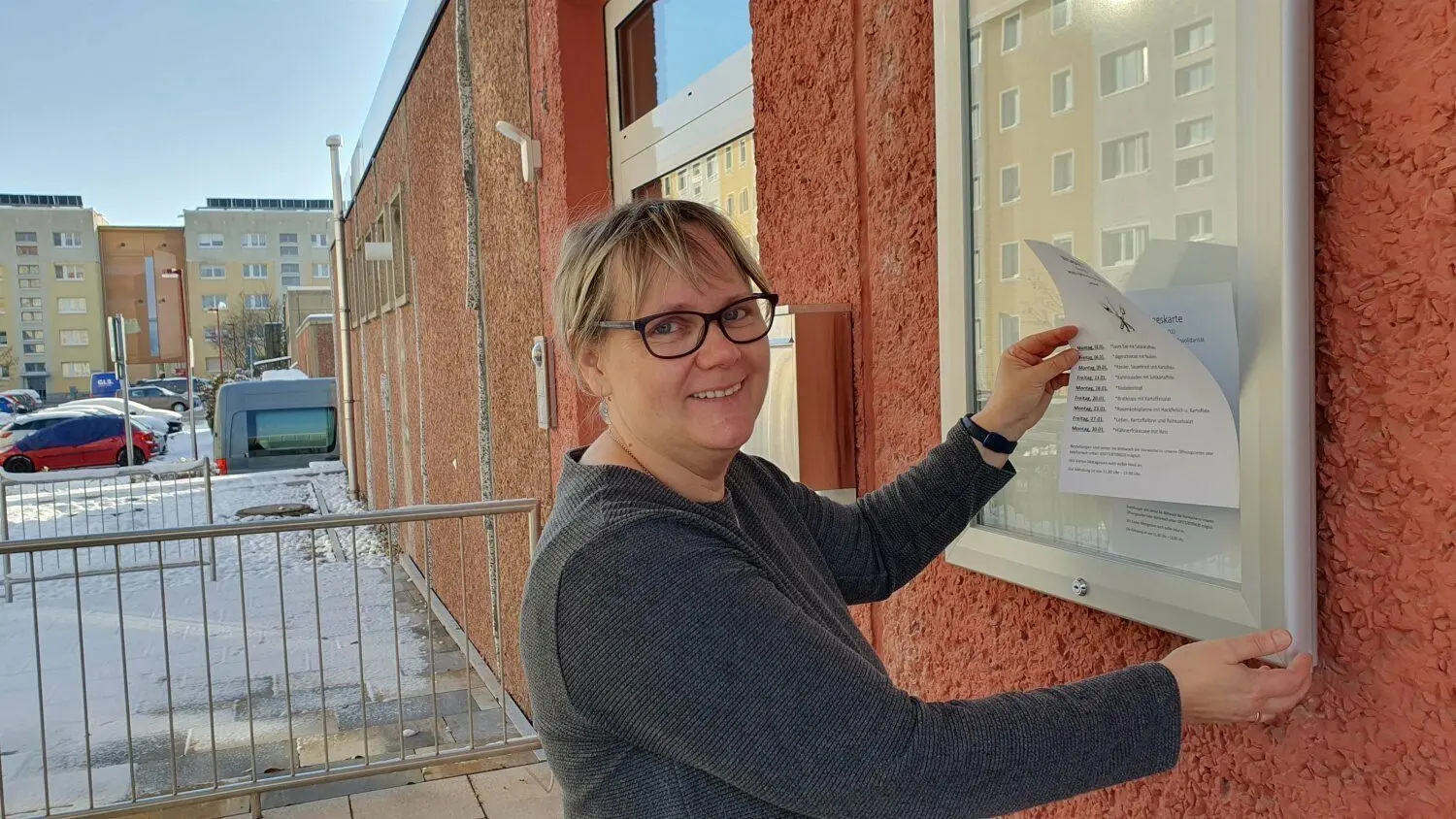 Sibille Peschel, Mitarbeiterin in der neuen Begegnungsstätte „Seebrise“ in Senftenberg, hängt den Speiseplan für das Mittagessen raus. Voranmeldung erwünscht.