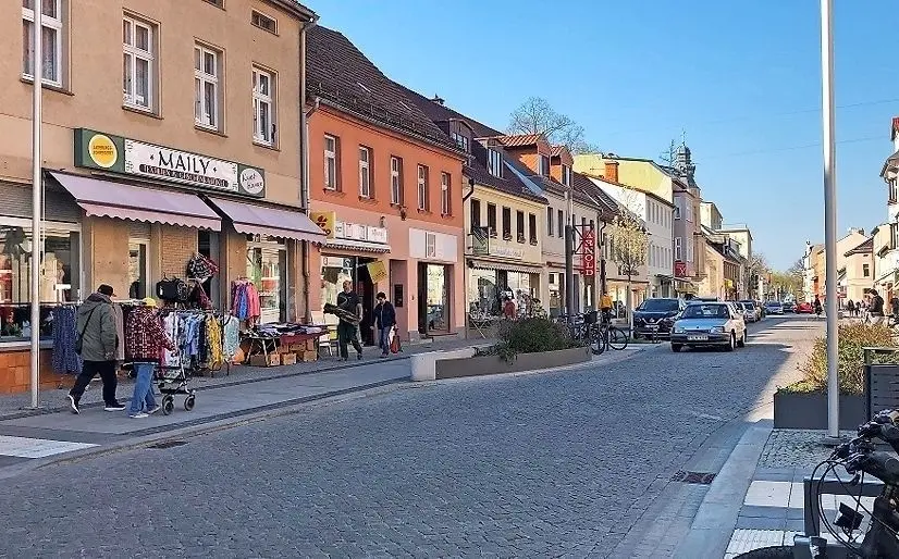 Den Nachmittag nutzen viele Finsterwalder für einen Einkaufsbummel auf der Berliner Straße. Es herrscht auch in der Woche reger Betrieb.