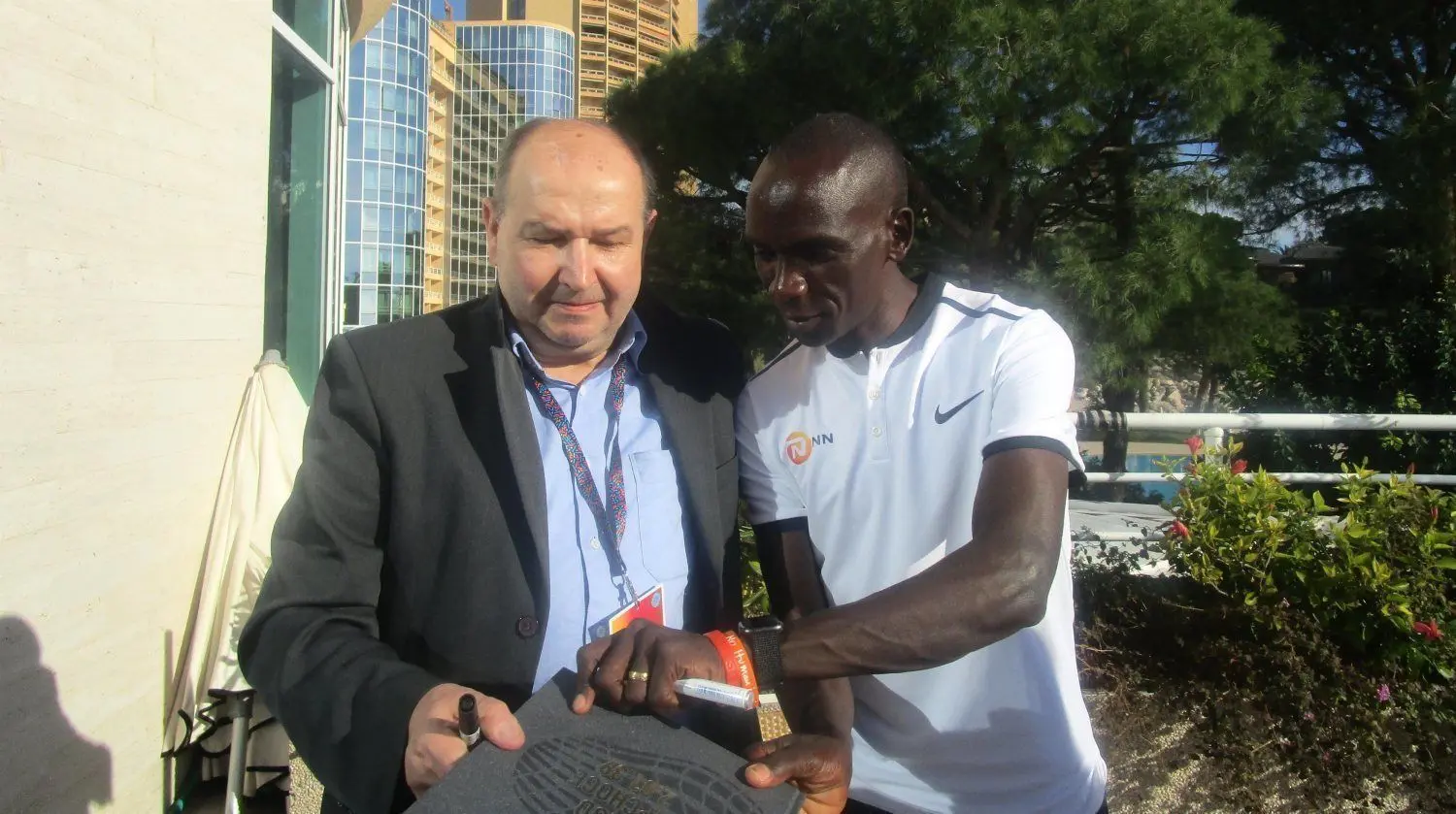 Auf das Autogramm, das Marathon-Weltrekordler Eliud Kipchoge ihm gab, ist Joachim Schütze besonders stolz. ⇥